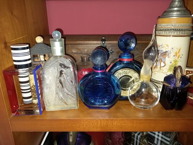 collezione di bottiglie di profumo vuote