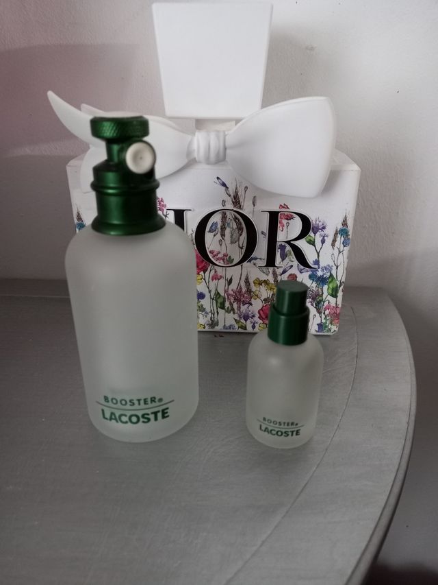 collezione di bottiglie di profumo vuote