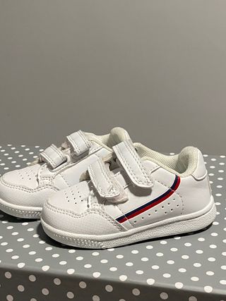 Zapatos deporte bebé Talla 20 SIN ESTRENAR!!! de segunda mano por 5 EUR en  Huelva en WALLAPOP