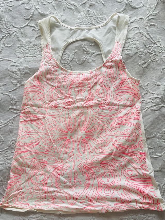 Camiseta blanca y flúor