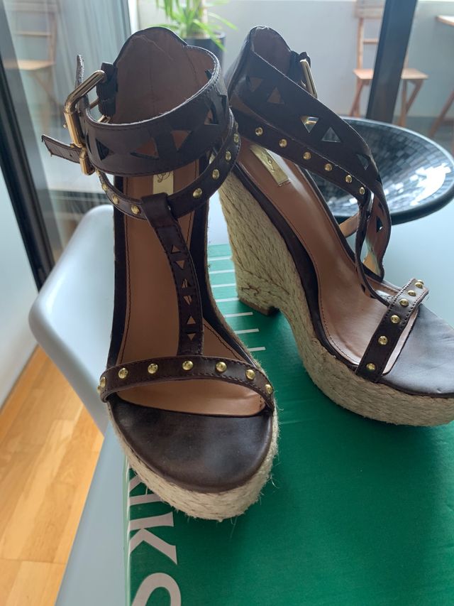 Sandalias cuña Stradivarius