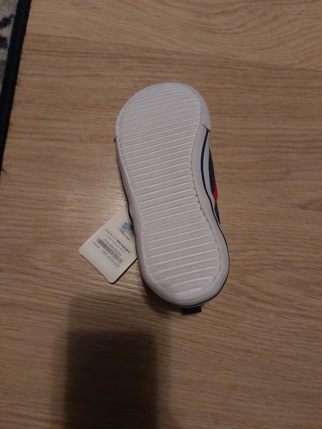 Zapatillas de lona azul y rojo, número 32