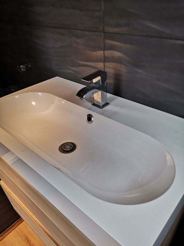Mueble de baño con lavabo de segunda mano por 120 € en Barcelona en