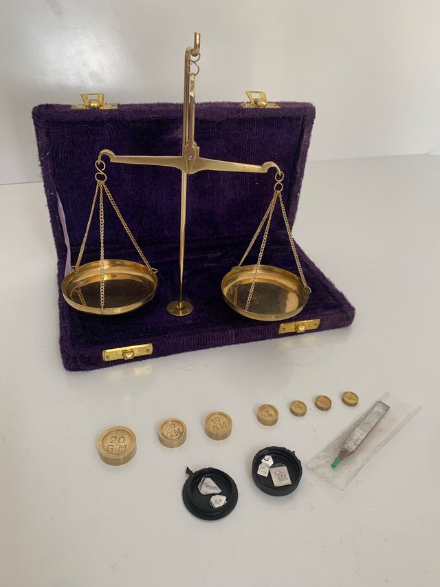 antigua balanza de joyería 
