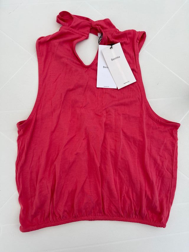 Top rosa atado al cuello