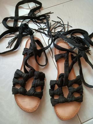 Sandalia negra mujer piel tipo romana de segunda mano por 10 EUR en  Fuenlabrada en WALLAPOP