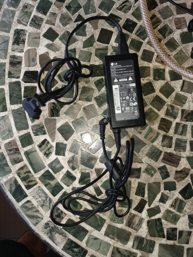 Cargador LG .Precio no negociable .