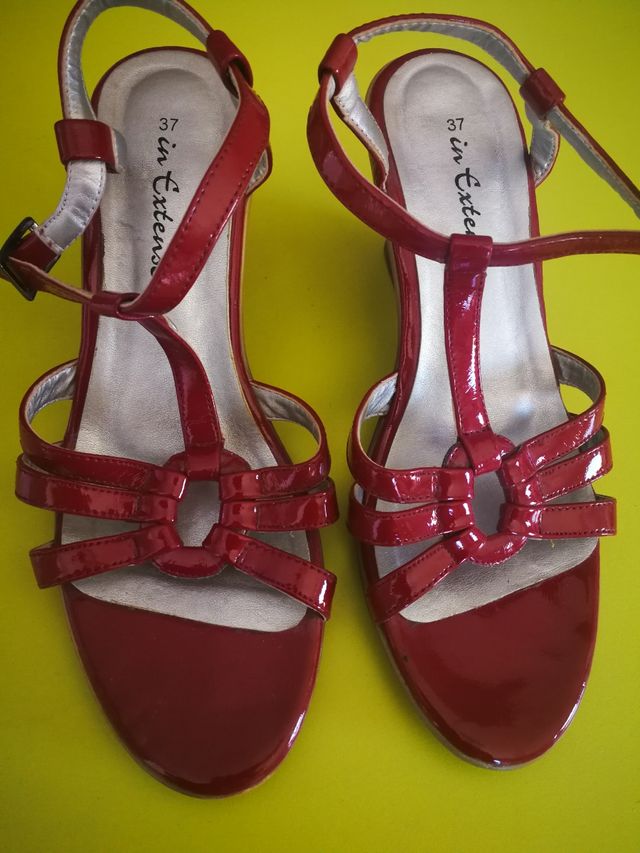 zapatos rojos de tacón