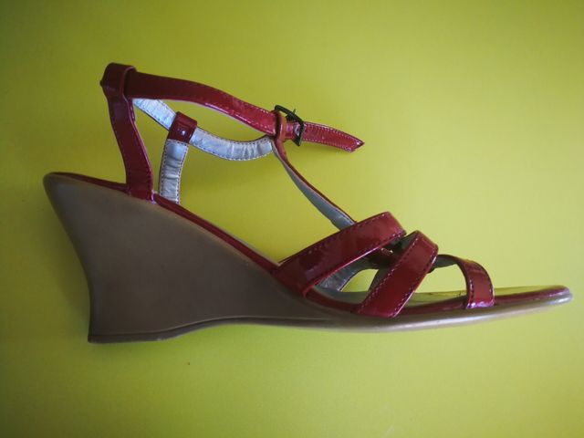 zapatos rojos de tacón