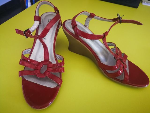 zapatos rojos de tacón