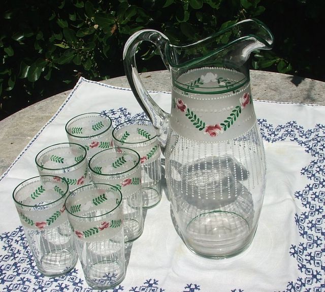 Antigua jarra de agua con juego de 6 vasos