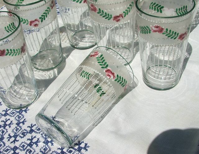 Antigua jarra de agua con juego de 6 vasos