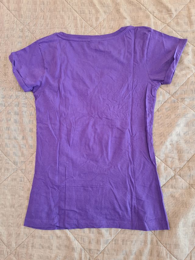 Camiseta morada de manga corta