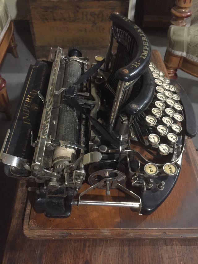 Antigua máquina de escribir imperial