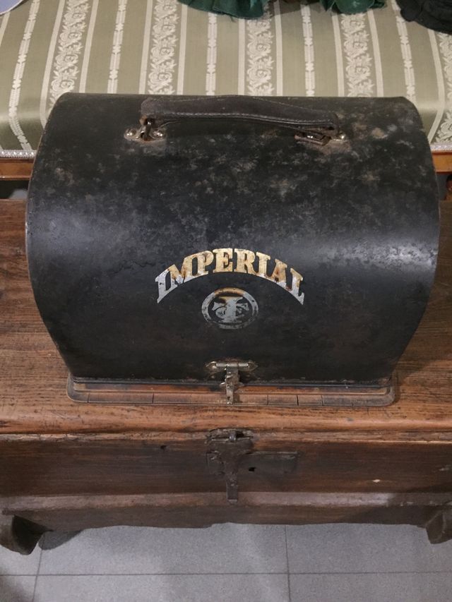 Antigua máquina de escribir imperial