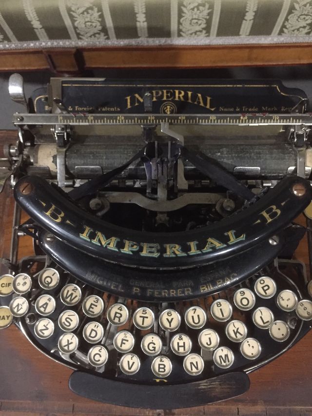 Antigua máquina de escribir imperial