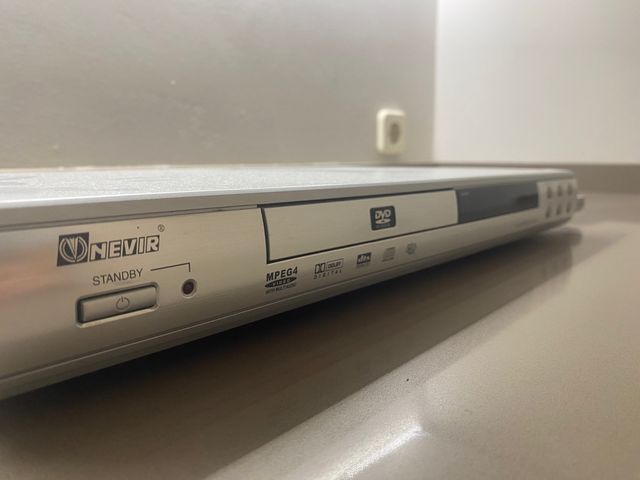 Reproductor DVD con mando. Nevir