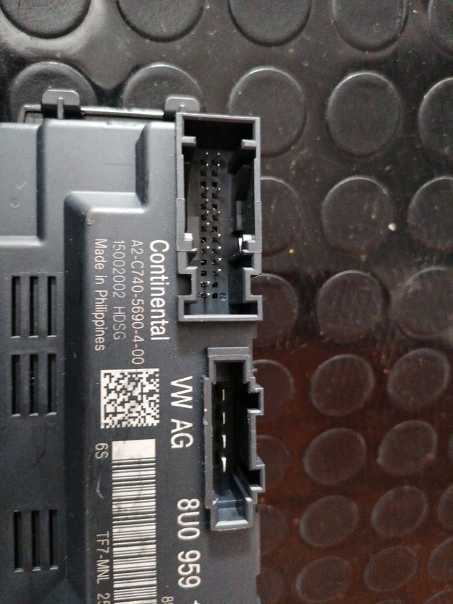 Módulo unidad de control portón trasero Audi Q3.
