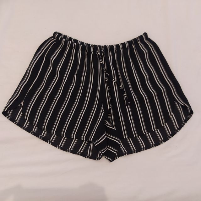 Shorts negros y blancos de Subdued