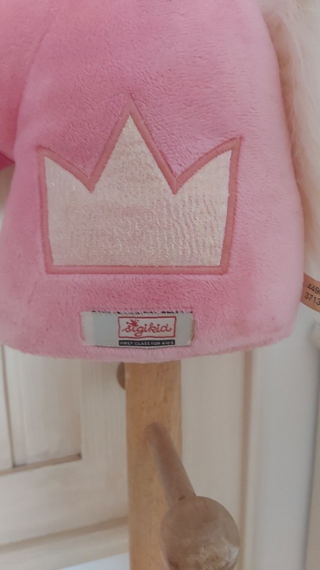 caballo de madera en rosa