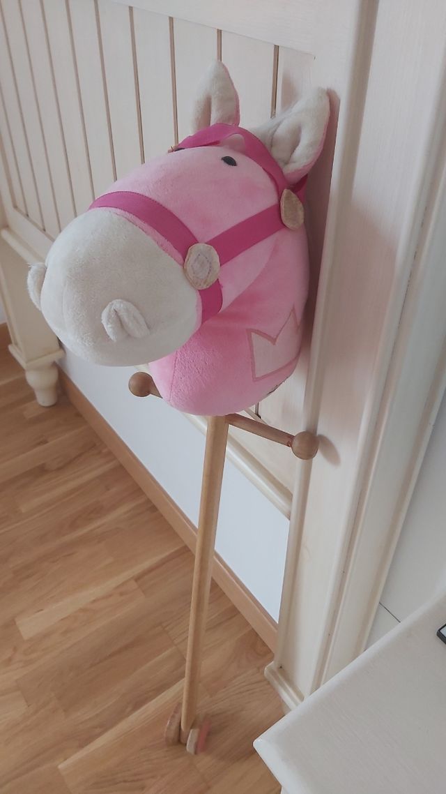 caballo de madera en rosa