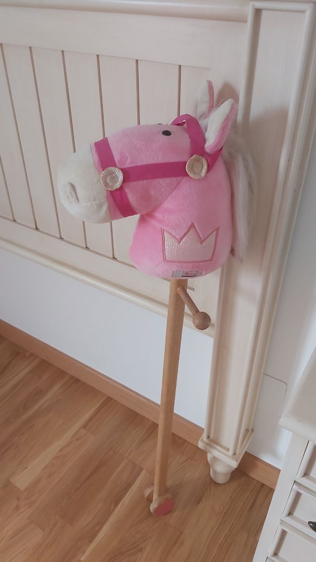 caballo de madera en rosa