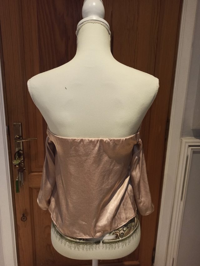 Top hombros caídos beige satinado