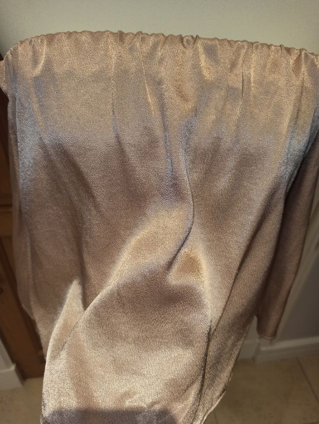 Top hombros caídos beige satinado