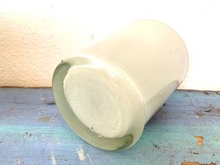 Antiguo jarrón de cristal blanco opalino.