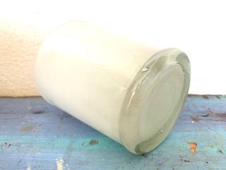 Antiguo jarrón de cristal blanco opalino.