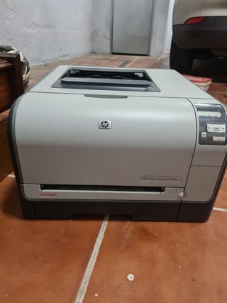 Impresora HP color Laserjet CP1515N de segunda mano por 110 EUR en  Barcelona en WALLAPOP
