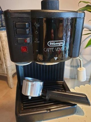 Cafetera delonghi veneto de segunda mano por 40 EUR en Dos Hermanas en  WALLAPOP