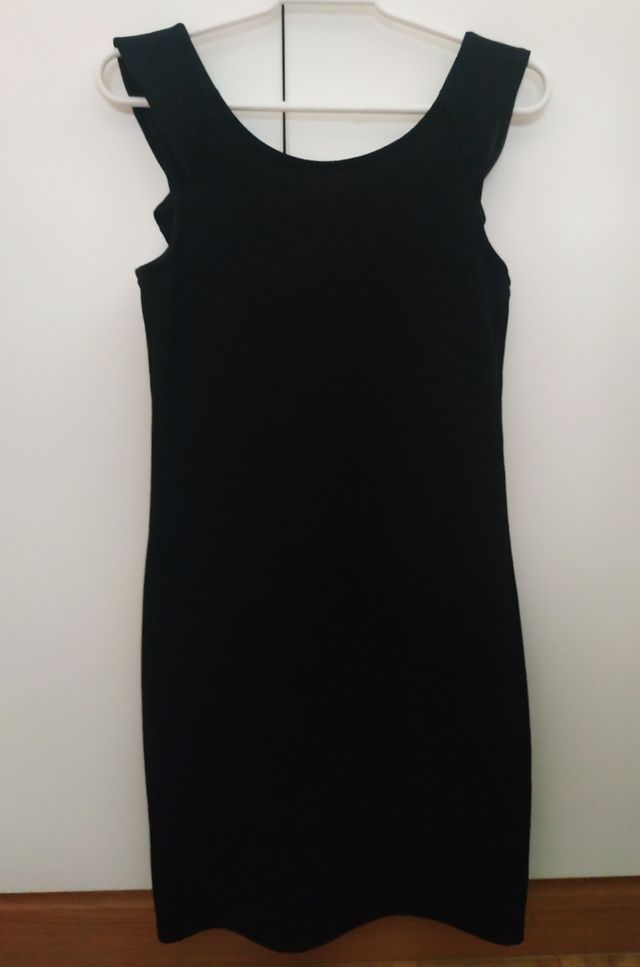 Vestido negro tubo con volantes