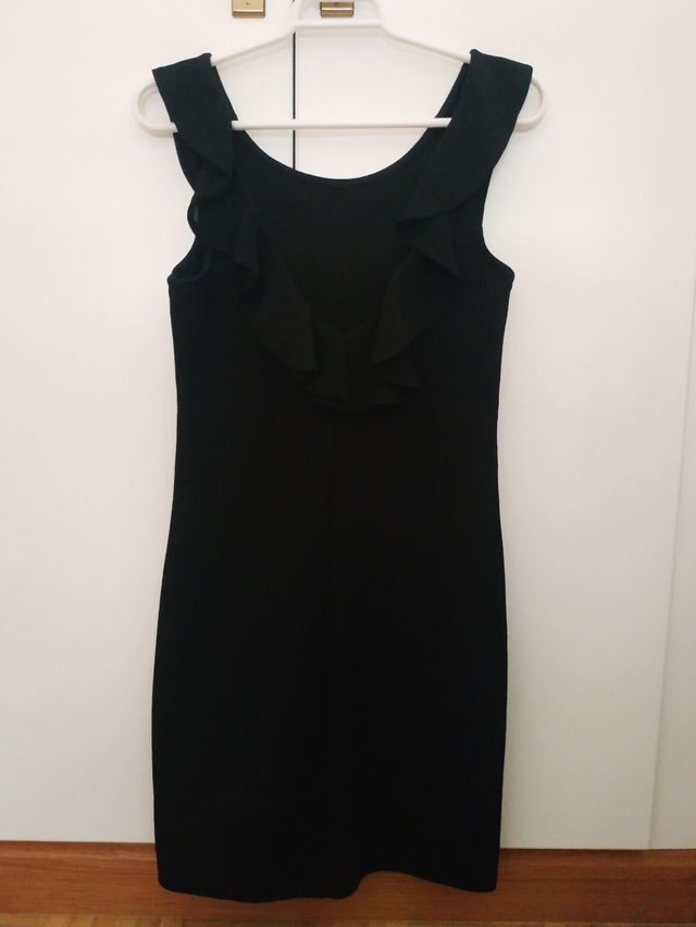 Vestido negro tubo con volantes