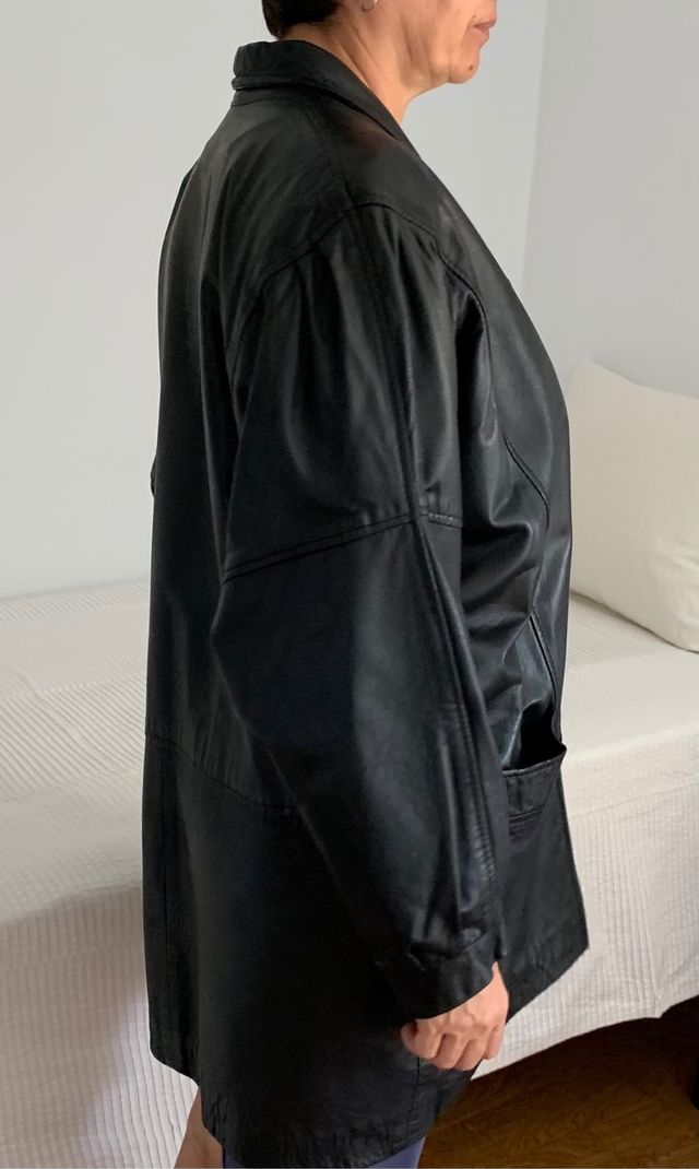 Chaquetón de mujer de piel color negro