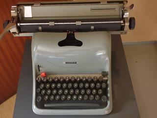 Maquina de Escribir con mesa