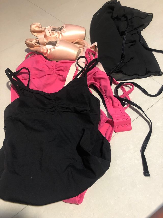 Mallas (2) Decatlón, falda negra y zapatilla