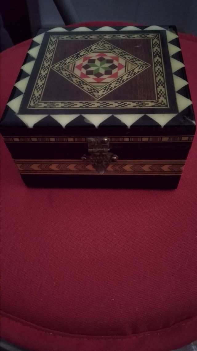 Cajita joyero taracea