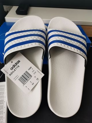 Adidas Adilette Chanclas talla 37 nuevas de segunda mano por 15 EUR en  Madrid en WALLAPOP