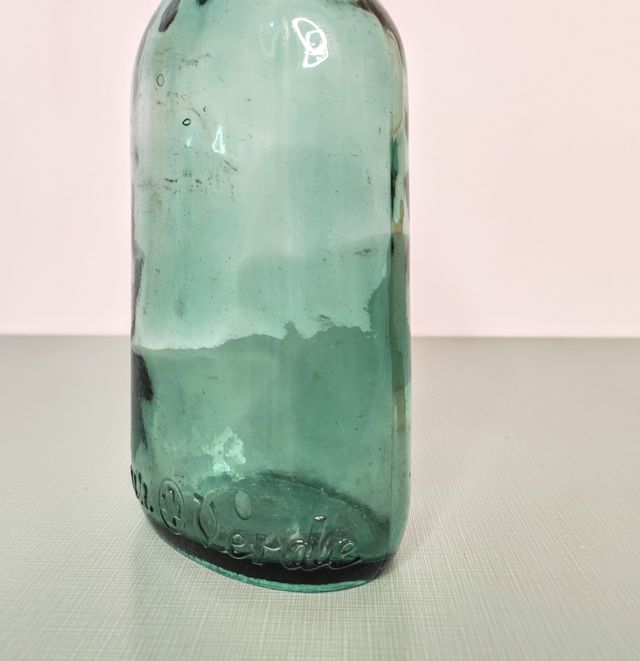Botella cruz verde, vidrio soplado.