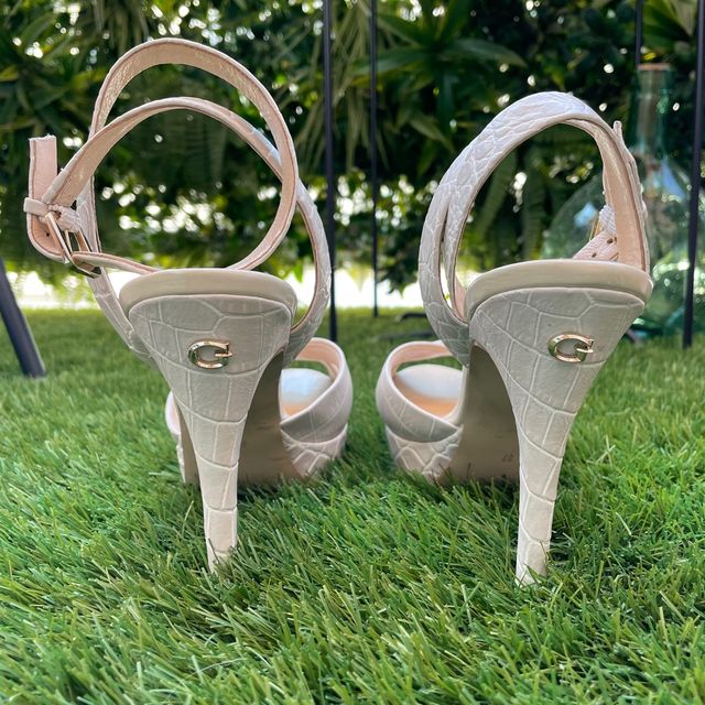 Calçado de salto alto da Guess