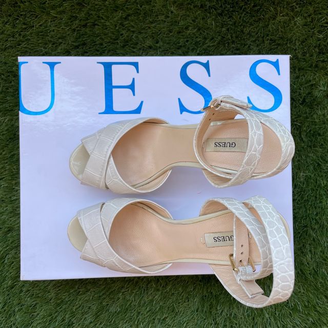 Calçado de salto alto da Guess