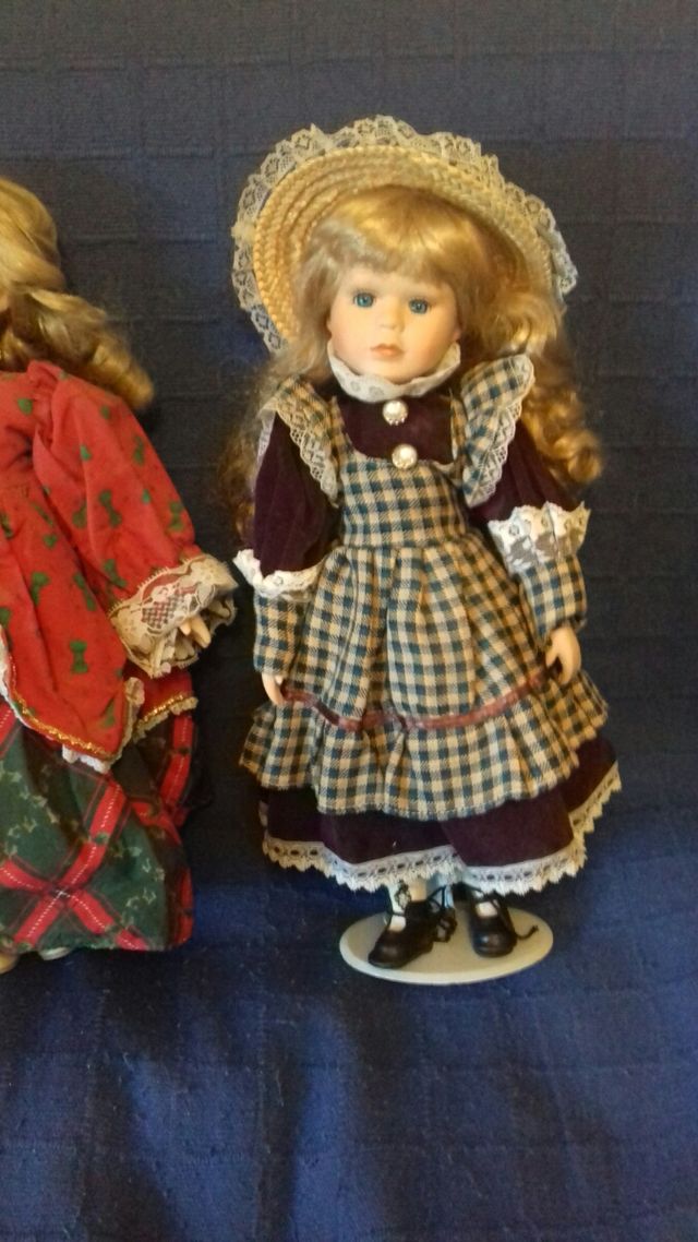 DOS MUÑECAS DE PORCELANA