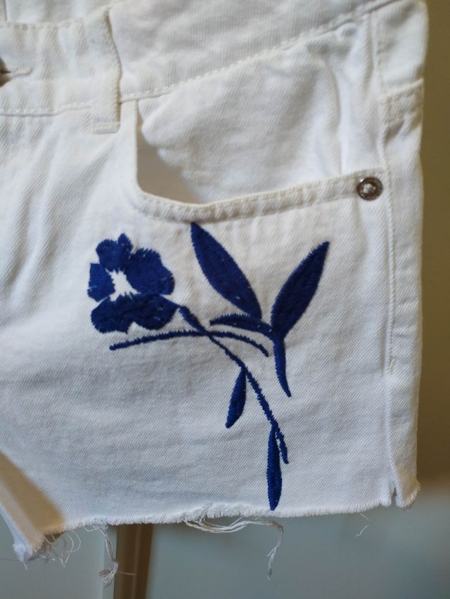 Short vaquero blanco con flores bordadas en azul m