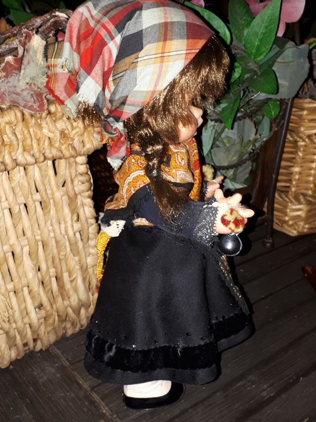 MUÑECA ANTIGUA  REGIONAL DE LEÓN