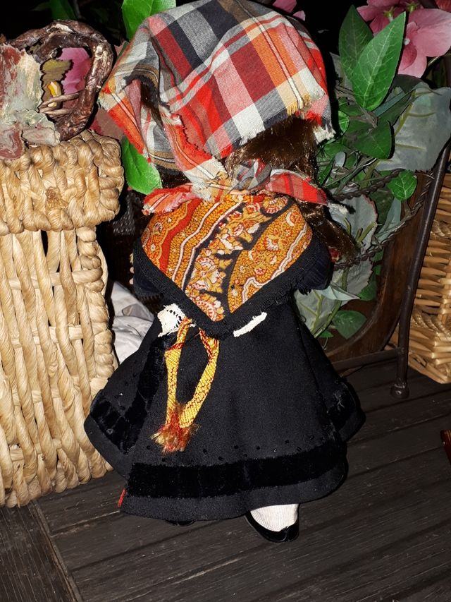 MUÑECA ANTIGUA  REGIONAL DE LEÓN