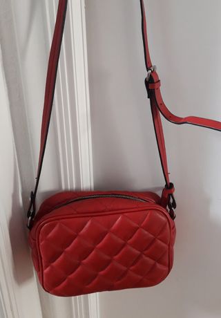 Bolso rojo acolchado Zara de segunda mano por 3 EUR en Donostia-San  Sebastián en WALLAPOP