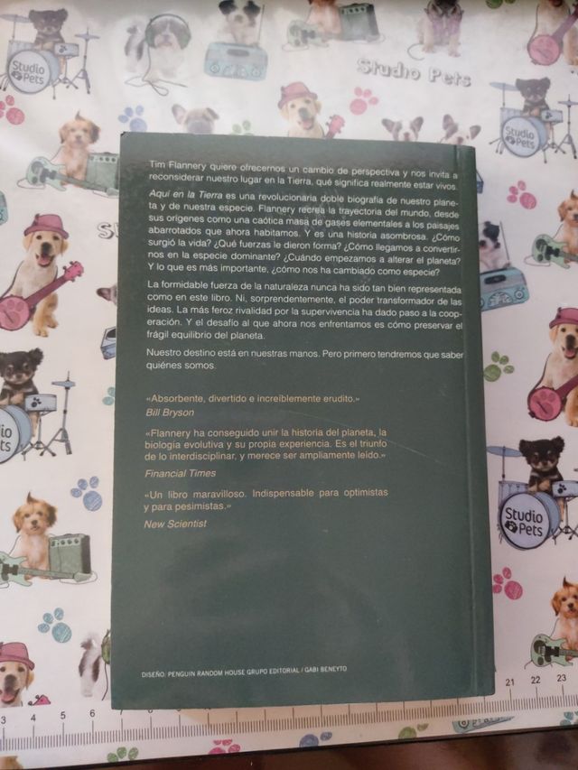 Libro: Aquí en la tierra