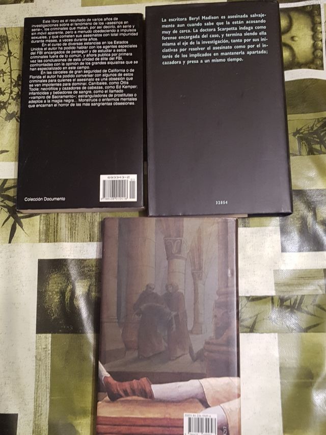 Tres libros de misterio y asesinatos.