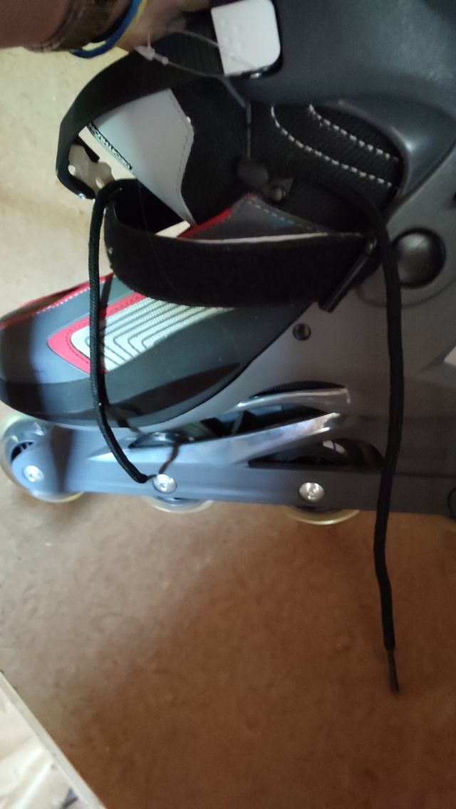 patines en línea con casco y rodilleras